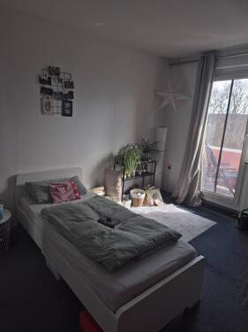 Foto - schönes Zimmer mit Balkon in 4er WG