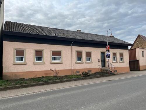 Foto - Einfamilienhaus mit Scheunen, Garage und großzügigem Grundstück