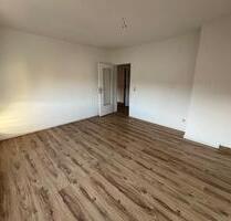 Sofort bezugsfrei: Großzügig geschnittene 4-Zimmer-Wohnung (ca. 99 m²) - Hof Neuhof