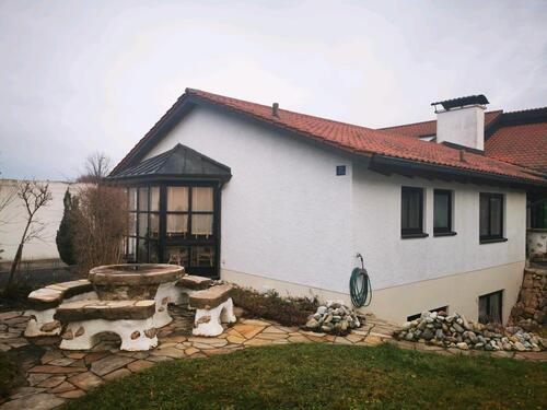Foto - Doppelhaushälfte mit Satteldach und Garage
