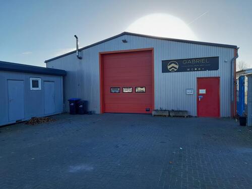 Foto - Moderne Gewerbehalle mit Stellplätzen, Büro und Küche