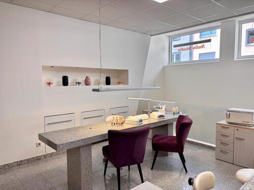 Foto - 1–3 Maniküre-Arbeitsplätze zur Untermiete im Kosmetiksalon