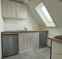 Modernisierte 2-Zimmer-Dachgeschosswohnung mit Einbauküche und Stellplatz in zentraler Lage von Kall