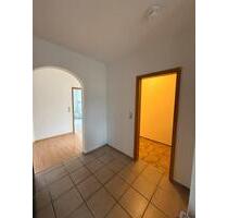 Großzügige 4-Zimmer-Wohnung mit ca. 114 m2, Balkon, Garage & SP - Luhe-Wildenau