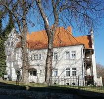 Ruhige 2-Zimmer-Wohnung im ehemaligen Pfarrhaus mit Balkon und Treppenlift - Hecklingen