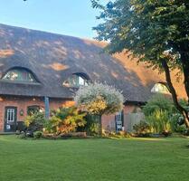 Traumhafte 3 Zi. Luxus-Wohnung unter Reet mit eigenem Garten - Kaltenkirchen