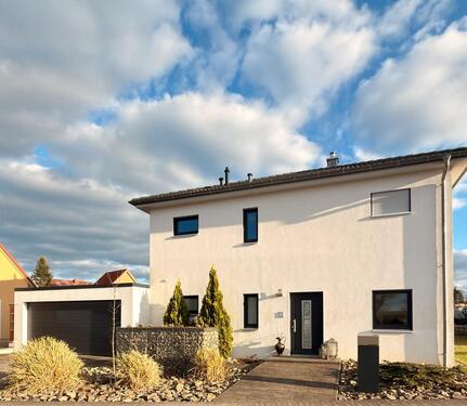 Foto - Einfamilienhaus mit Doppelgarage und Outdoorküche