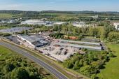 Foto - Hallen 4000m2 + 22000 m2 Grundstück eingezäunt zu vermieten