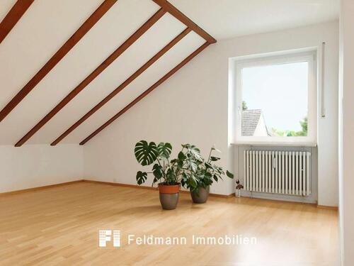 Foto - Dachgeschosstraum mit Loggia u. Balkon, großzügig, hell, modernisiert.