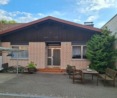 Foto - Bungalow mit angrenzendem Garten und 3-Familienhaus (vermietet)