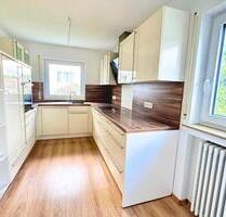 Modern renovierte 3-Raum-Wohnung mit Einbauküche, Balkon und Garage in Laichingen