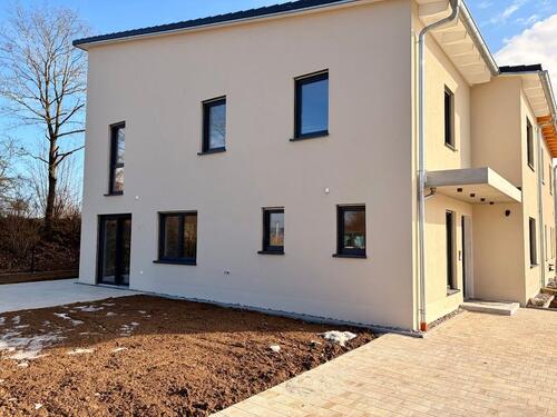 Foto - BAUGEBIET KENNEDY 2 SÜD, GROßZÜGIGE NEUBAU DOPPELHAUSHÄLFTE