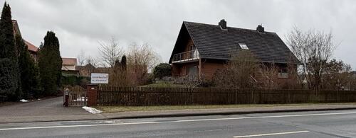 Foto - Einfamilienhaus mit Garagengebäude und Fahrzeughalle (6 Zimmer)