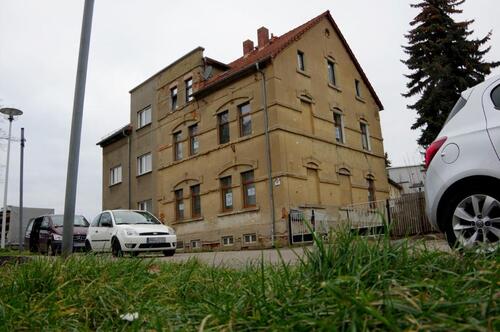 Foto - Wohnhaus mit 3 Wohnungen, 2 Garagen, großer Garten