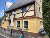 Foto - Kleine Fachwerkhaus mit Terrassengarten und angrenzenden Bauplatz