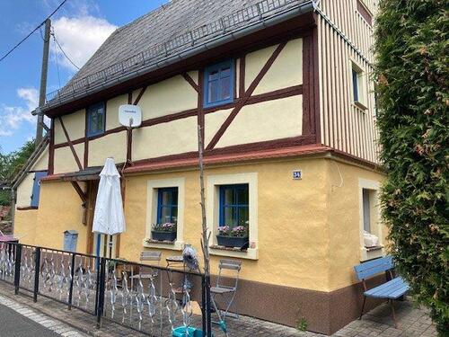 Foto - Kleine Fachwerkhaus mit Terrassengarten und angrenzenden Bauplatz