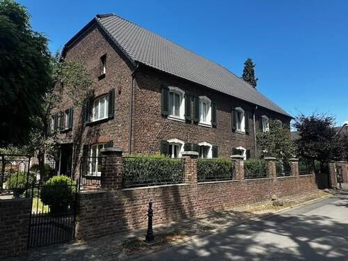 Foto - In dieser einzigartigen Wohnung verschmilzt historischer Charme mit zeitgemäßem Wohnkomfort – ein Zuhause mit dem besonderen ‚Haus-im-Haus‘-Gefühl.