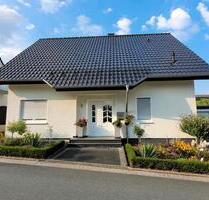 Freistehendes Einfamilienhaus mit großer Garage in Bad Driburg