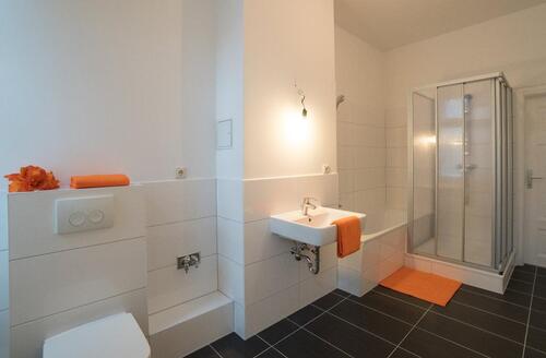 Foto - Familienfreundlich und großzügig gestaltet modernem Bad und Balkon