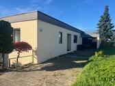 Foto - renovierungsbedürftige BUNGALOW DHH mit Garage und Stellplatz