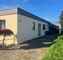 renovierungsbedürftige BUNGALOW DHH mit Garage und Stellplatz - Wendlingen am Neckar