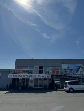 Foto - Große Bürofläche mit Rampe und Terrasse.