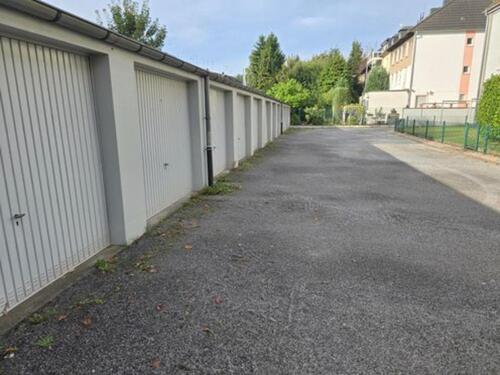 Foto - schöne Garage auf gepflegten Garagenhof