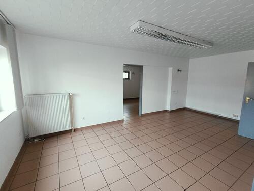 Foto - Büro im Erdgeschoss mit pantry Küche, Duschbad, stufenlosem Zugang und 2 Stellplätzen für je 30 €!