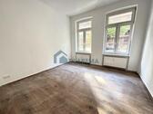 Foto - Renovierte 2-Zimmer-Wohnung mit neuer Einbauküche & Tageslichtbad mit Wanne in zentraler Lage