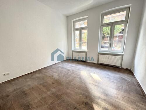 Foto - Renovierte 2-Zimmer-Wohnung mit neuer Einbauküche & Tageslichtbad mit Wanne in zentraler Lage