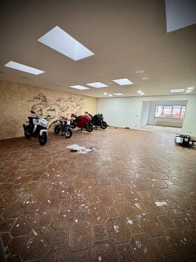 Foto - Großgarage Abstellplatz für Motorräder & E‑Bikes