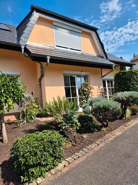 Foto - Freistehendes Einfamilienhaus mit Doppelgarage + 1 Stellplatz in