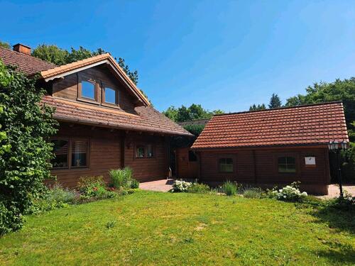 Foto - **Holzhaus Charme mit Doppelgarage**