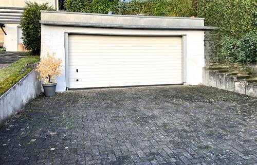Foto - Große Doppelgarage (ca. 40 m²) mit sehr großem Stellplatz