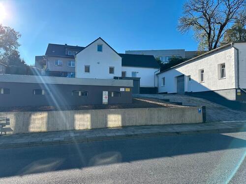 Foto - Einfamilienhaus mit Lagerhalle und Baugrundstück