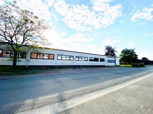 Foto - Garage Lager Oldtimer Trecker Abstellfläche Halle