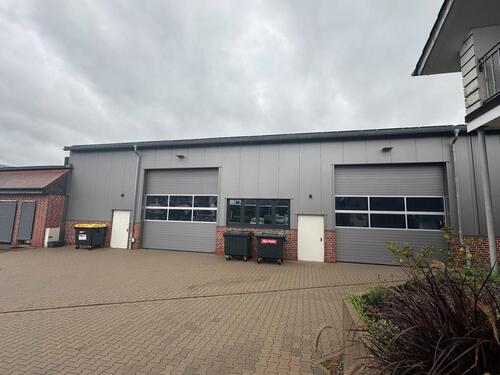 Foto - Moderne Gewerbehalle mit Büro und Lagerfläche – Neubau 2022 Halle