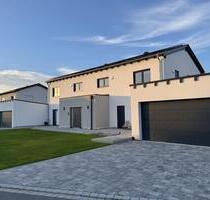 Modernes Wohnen mit viel Platz: Neubau-DHH in Riekofen mit Doppelgarage und 2 Bädern! - Sünching