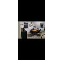 Gemütliche 2-Zimmer-Dachgeschosswohnung mit EBK und Gartennutzung - Stegaurach