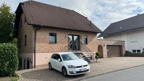 Foto - Einfamilienhaus mit Garten, Terrasse & Doppelgarage