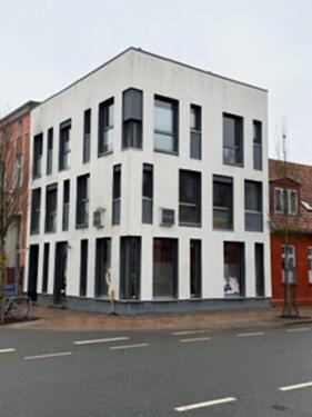 Foto - Gewerberaum im EG mit großer Fensterfront