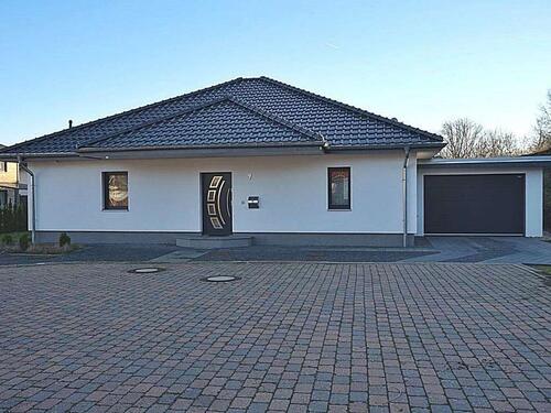 Foto - Stilvolles Wohnen auf einer Ebene: Moderner Bungalow in Meine