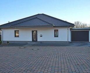 Stilvolles Wohnen auf einer Ebene: Moderner Bungalow in Meine