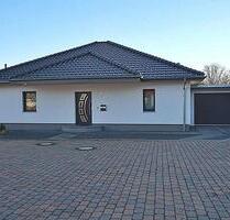 Stilvolles Wohnen auf einer Ebene: Moderner Bungalow in Meine