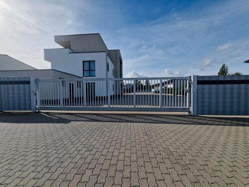 Foto - Große Garage (30m²) für WohnmobilWohnwagenLager zu vermieten