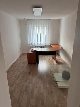 Foto - Kleines Büro, raus aus dem Homeoffice, rein in eine ruhige Büroei