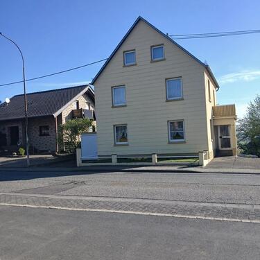 Foto - Freistehendes Haus mit 2 Garagen und Werkstatt