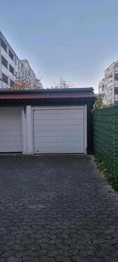 Foto - Einzelgarage mit elektrischen Sektionaltor