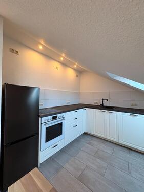 Foto - Erstbezug nach Sanierung – stilvolle 3-Zimmer-DG Wohnung mit EBK, viel Licht & Raumgefühl