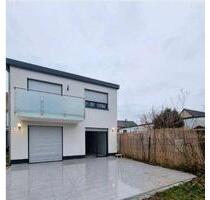 Exklusives Zweifamilienhaus mit großem Grundstück – Römerberg (He